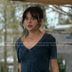 Cadence’s black v-neck tee and grey denim shorts on We Were Liars
