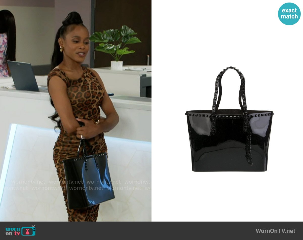 Carmen Sol Seba Mid Tote worn by Hayley Lawson (Marquita Goings) on Beyond the Gates