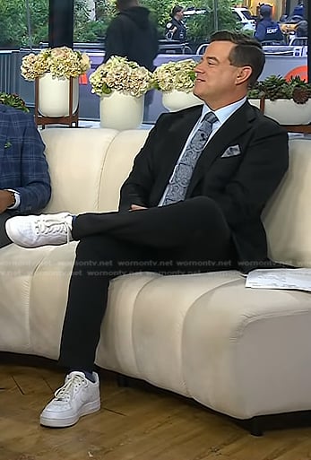 Carson Daly's white sneakers on Today