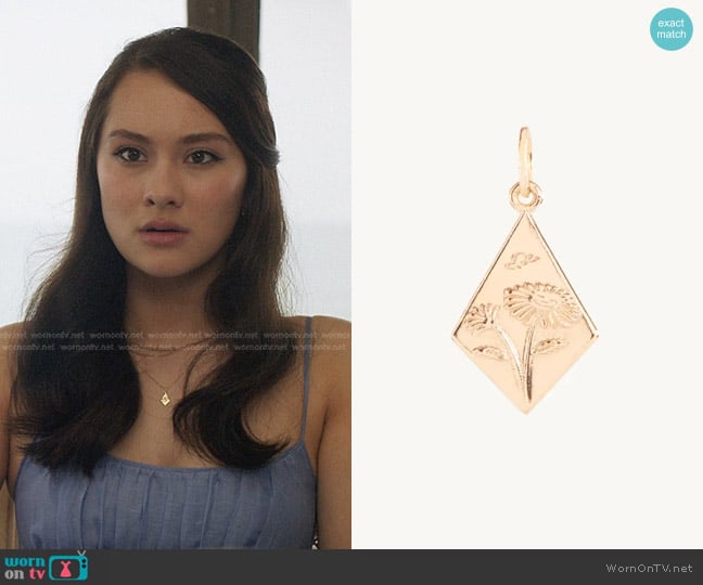 Belly’s gold pendant on The Summer I Turned Pretty
