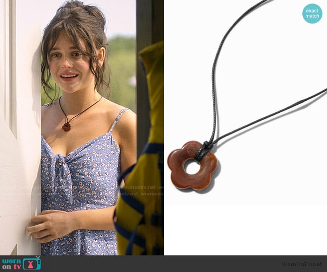 Claires Brown Daisy Cord Pendant Necklace worn by Cadence Sinclair Eastman (Emily Alyn Lind) on We Were Liars