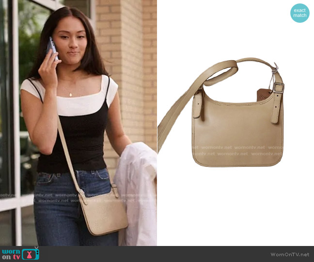Coach Vintage 9135 Shoulder Bag in Light Beige worn by Belly Conklin (Lola Tung) on The Summer I Turned Pretty