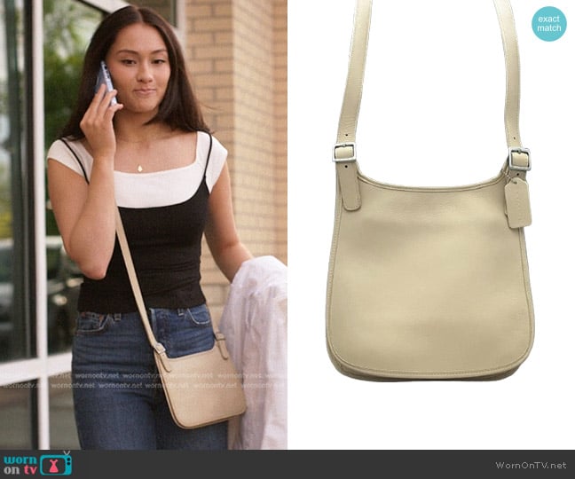 Coach Vintage 9135 Shoulder Bag in Light Beige worn by Belly Conklin (Lola Tung) on The Summer I Turned Pretty