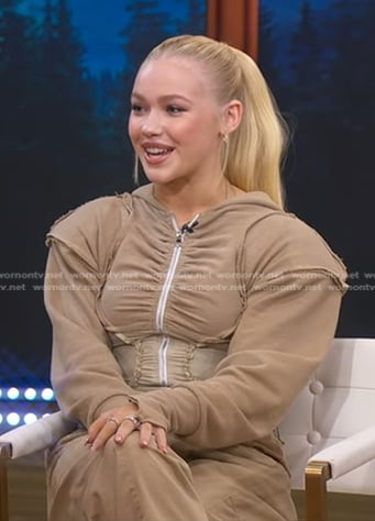 Freya Skye’s beige zip hoodie on Good Morning America