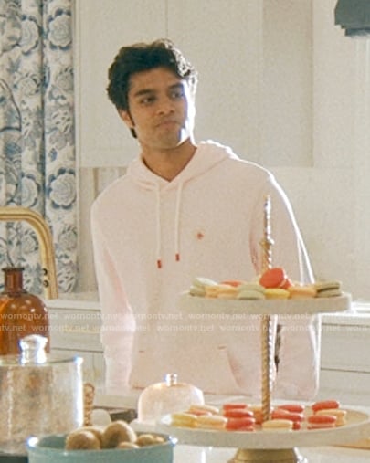 Gat's pink hoodie on We Were Liars