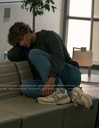 Jeremiah's white and beige sneakers on The Summer I Turned Pretty
