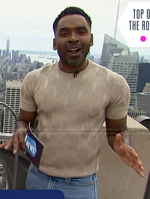 Justin's beige textured sweater on E! News