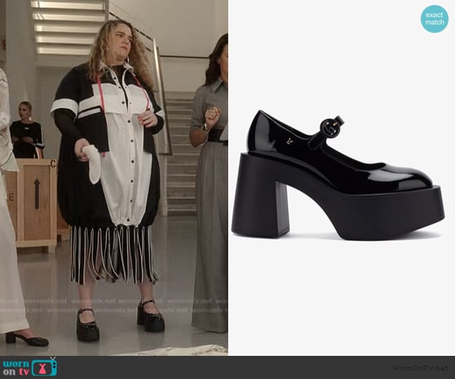 Larroude Olivia Platform Pump In Black Patent Leather worn by Lela (Bonnie Milligan) on And Just Like That