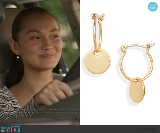 Madewell Disc Charm Mini Hoop Earrings worn by Belly Conklin (Lola Tung) on The Summer I Turned Pretty