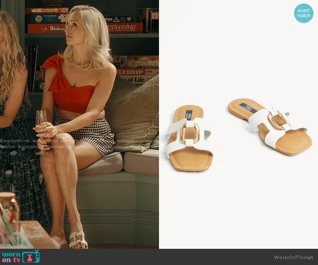 Marks and Spencer Leather Ring Detail Flat Sliders worn by Elizabeth Sinclair (Candice King) on We Were Liars