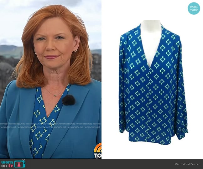 Pleione Geometric Popover Long Sleeve V-Neck Blouse worn by Kelly O’Donnell on Today