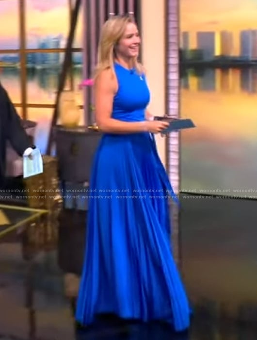 Sara’s blue pleated sleeveless dress on The View