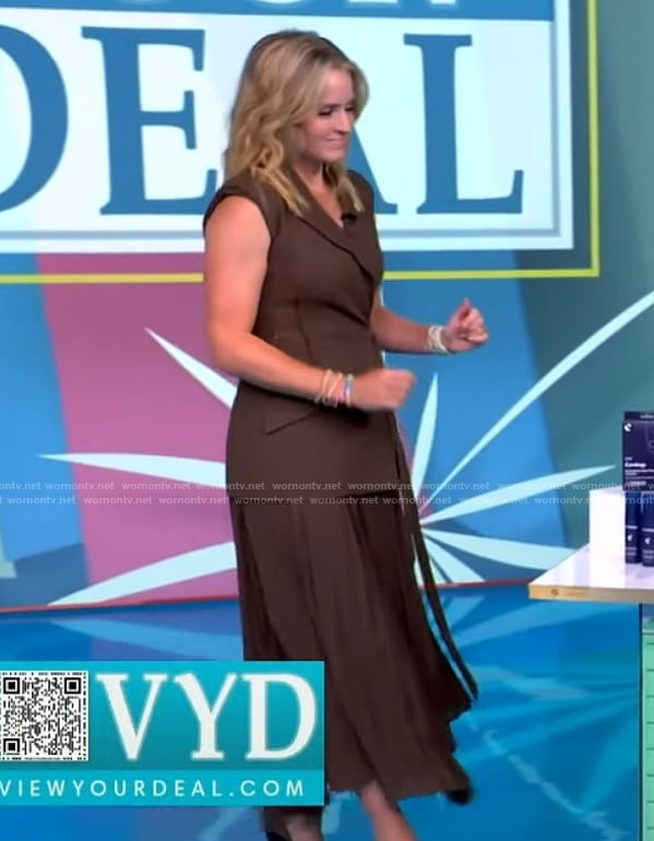 Sara’s brown pleated dress on The View