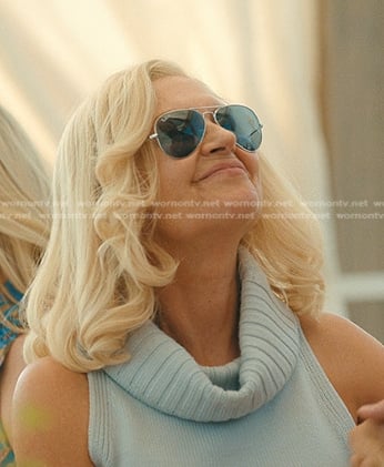Tipper’s blue aviator sunglasses on We Were Liars