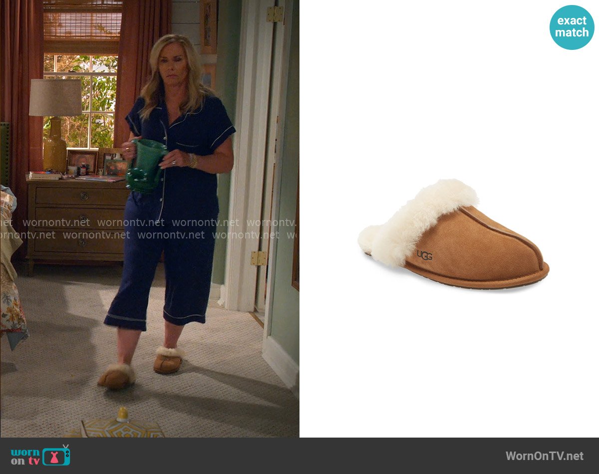 Ugg Scuffette II Slipper in Chestnut Suede worn by Leanne Murphy (Leanne Morgan) on Leanne