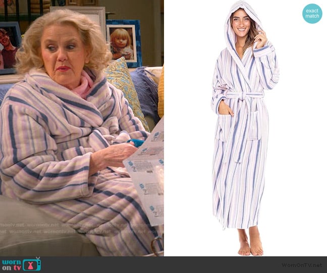 Alexander Del Rossa Long Hooded Fleece Robe with Hood worn by Mama Margaret (Celia Weston) on Leanne