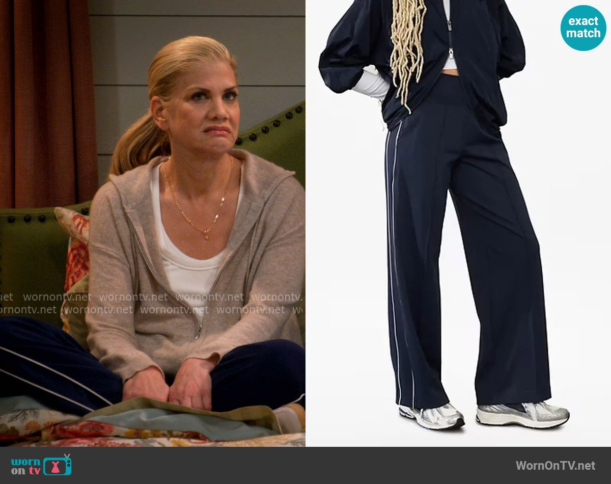 Athleta Venice High Rise Track Stripe Wide Leg Pant in Navy / Bright White worn by Carol (Kristen Johnston) on Leanne