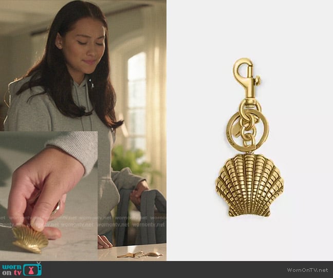 Belly’s gold seashell charm on The Summer I Turned Pretty