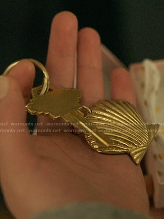 Belly’s gold seashell charm on The Summer I Turned Pretty
