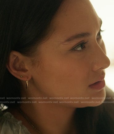 Belly's stud earrings on The Summer I Turned Pretty