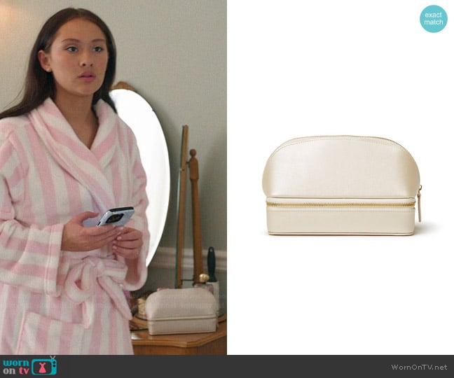 Brouk & Co Abbey Travel Cosmetic Case worn by Belly Conklin (Lola Tung) on The Summer I Turned Pretty