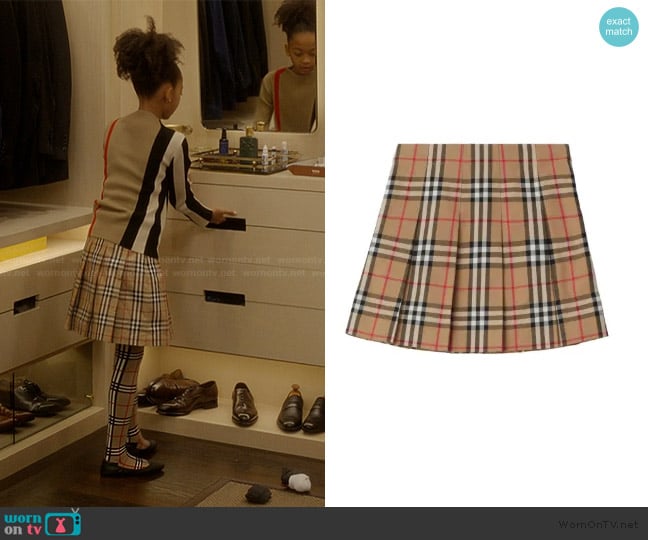 Burberry Vintage Check cotton skirt worn by  Gabrielle (Ellie Reine) on And Just Like That