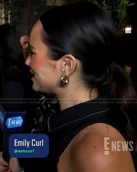 Emily’s black button front sleeveless dress on E! News