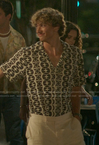 Jeremiah's black print short sleeve shirt on The Summer I Turned Pretty