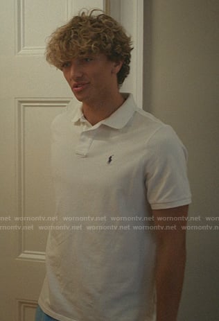 Jeremiah's white polo shirt on The Summer I Turned Pretty