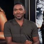 Justin’s black shirt on E! News