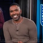 Justin’s brown henley on E! News