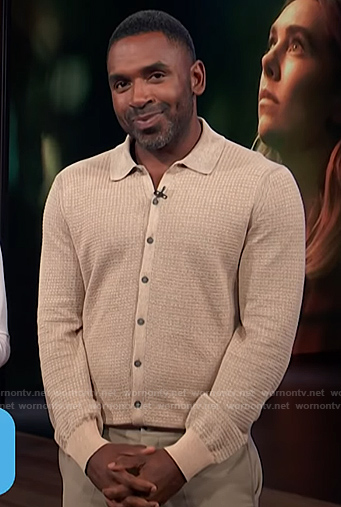 Justin’s beige waffle knit cardigan on E! News