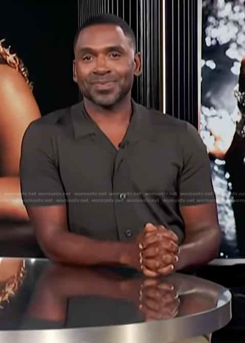 Justin’s black shirt on E! News