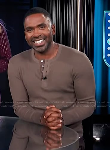 Justin’s brown henley on E! News