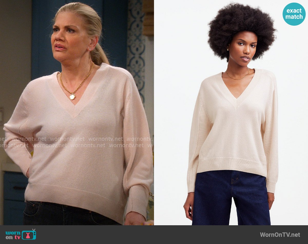 Madewell Cashmere V-Neck Sweater in Hthr Oat worn by Carol (Kristen Johnston) on Leanne
