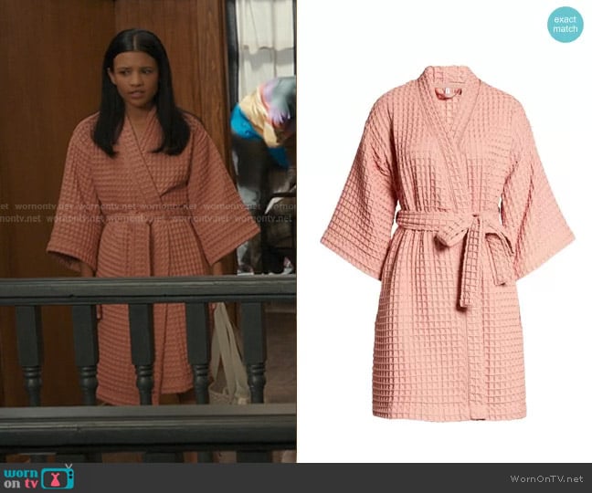 Nordstrom Modern Waffle Robe worn by Jackie Howard (Nikki Rodriguez) on My Life with the Walter Boys
