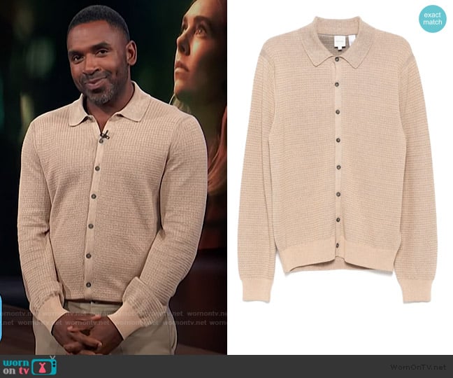 Justin’s beige waffle knit cardigan on E! News