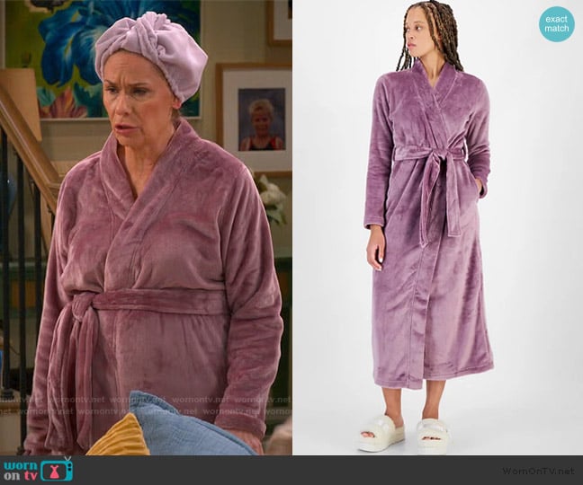 Ugg Marlow Tie-Waist Long-Sleeve Fleece Bath Robe worn by Leanne Murphy (Leanne Morgan) on Leanne