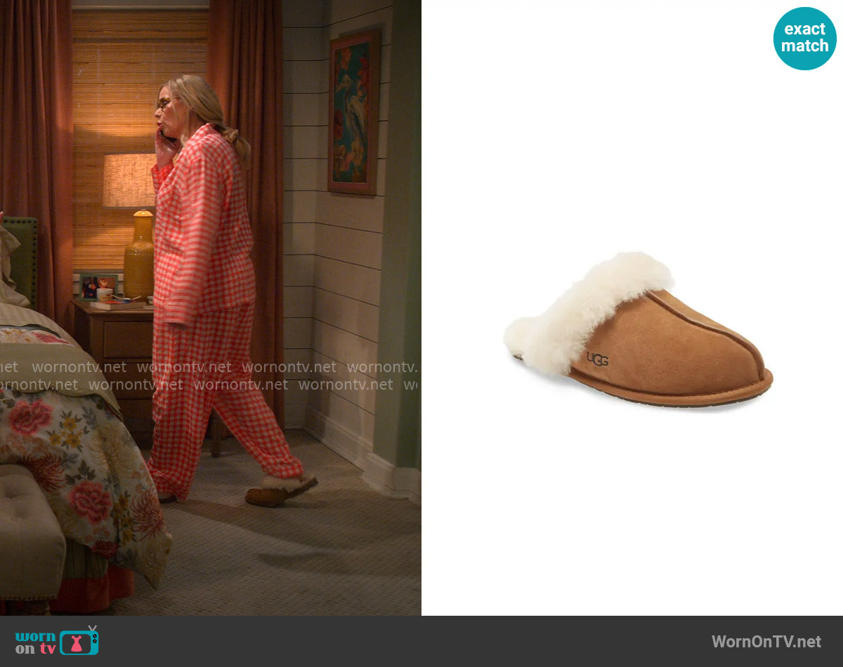Ugg  Scuffette II Slipper in Chestnut Suede worn by Leanne Murphy (Leanne Morgan) on Leanne