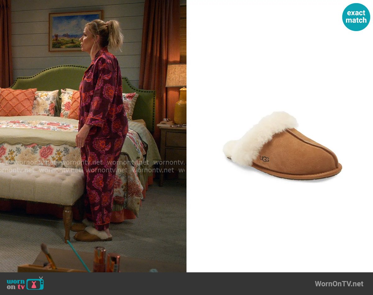 Ugg Scuffette II Slipper in Chestnut Suede worn by Leanne Murphy (Leanne Morgan) on Leanne