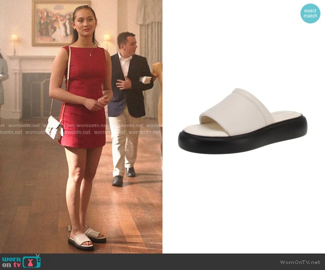 Vagabond Blenda Mules in Off-White worn by Belly Conklin (Lola Tung) on The Summer I Turned Pretty