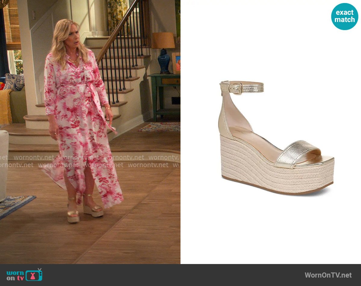 Veronica Beard Gianna Wedge in Platinum worn by Leanne Murphy (Leanne Morgan) on Leanne