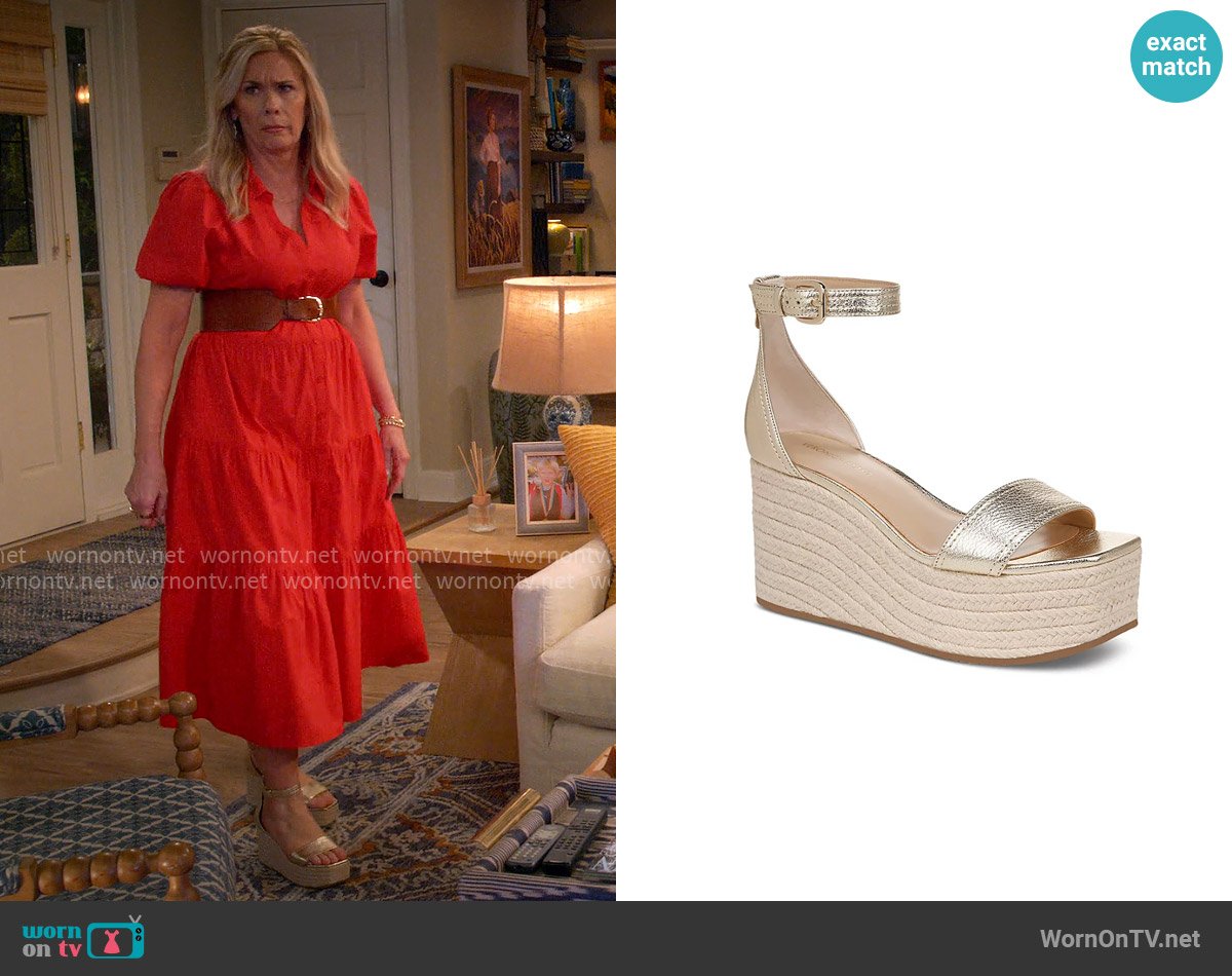 Veronica Beard Gianna Wedge in Platinum worn by Leanne Murphy (Leanne Morgan) on Leanne