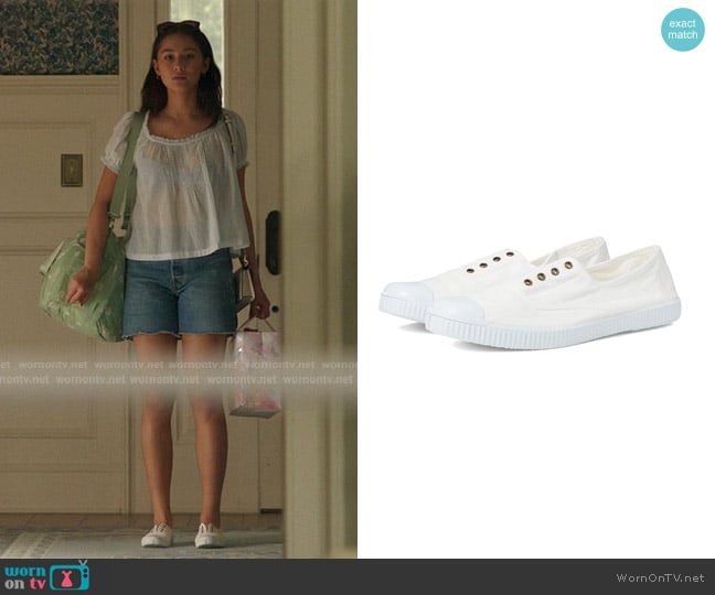 Belly’s white sneakers on The Summer I Turned Pretty