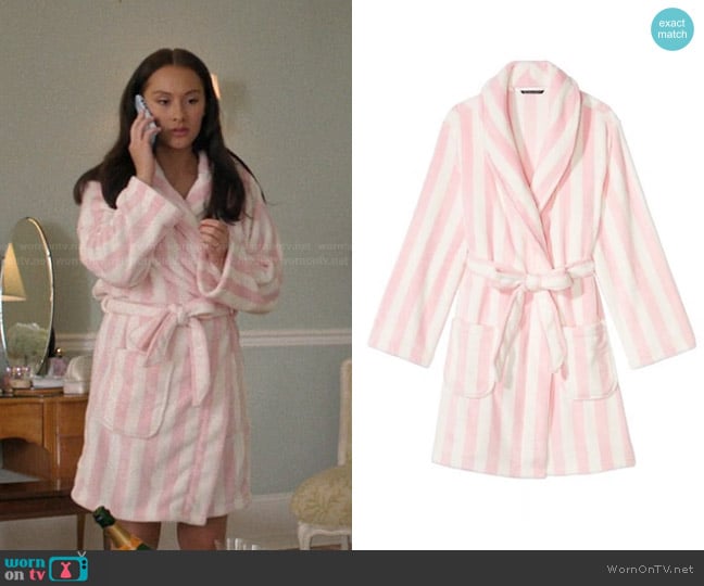 Victoria's Secret Short Cozy Robe worn by Belly Conklin (Lola Tung) on The Summer I Turned Pretty