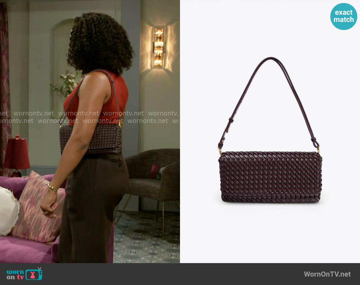 Zara Woven Bag worn by Naomi Hamilton Hawthorne (Arielle Prepetit) on Beyond the Gates