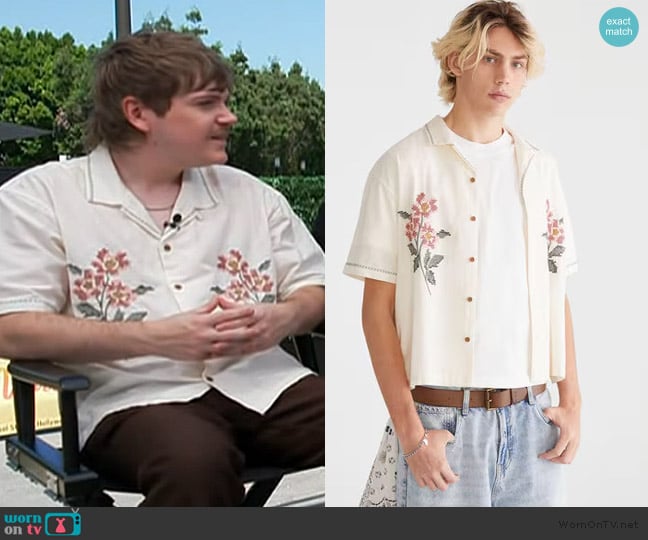 Aeropostale Floral Boxy Linen Camp Shirt worn by Jesse Golliher on Access Hollywood