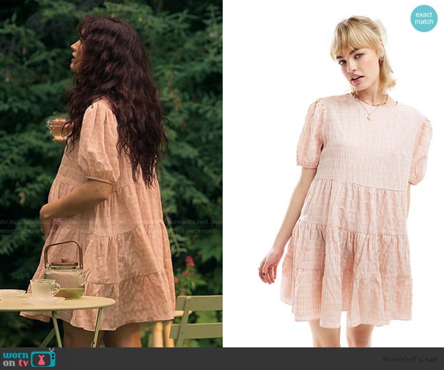 ASOS Glamorous short sleeve pleated smock dress in seersucker pink plaid worn by Cherry Laine (Olivia Cooke) on The Girlfriend