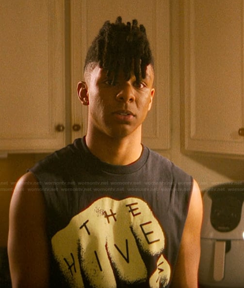 Bez’s graphic tank on The Runarounds