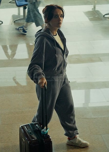 Cherry's gray tracksuit on The Girlfriend